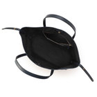 メイン室は開閉しやすいマグネットボタン式。また、シンプルで使いやすい1室タイプです。