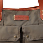 小さなブランドロゴでよりモダンな印象に