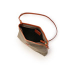 内装はコットンキャンバスを採用