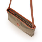 取り出し口はジップ仕様。ギボシの留め外しで長さ調節いただけます。