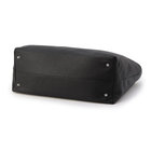 バッグ底部には底鋲、底板を備えています。