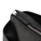 控えめな装飾感のシルバーコーティング。引き手のレザーは立体的な仕上げ