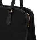 開口部のファスナーは横まで大きく開閉可能