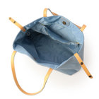 メイン室は開閉しやすいマグネットボタン式。また、シンプルで使いやすい1室タイプです。