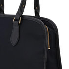 開口部のファスナーは横まで大きく開閉可能