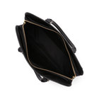 メインコンパートメントの中央にファスナー付きの仕切り1つを装備