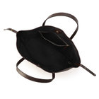 メイン室は開閉しやすいマグネットボタン式。また、シンプルで使いやすい1室タイプです。