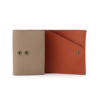 内側は本革で裏張り。見えない部分までも妥協がありません。