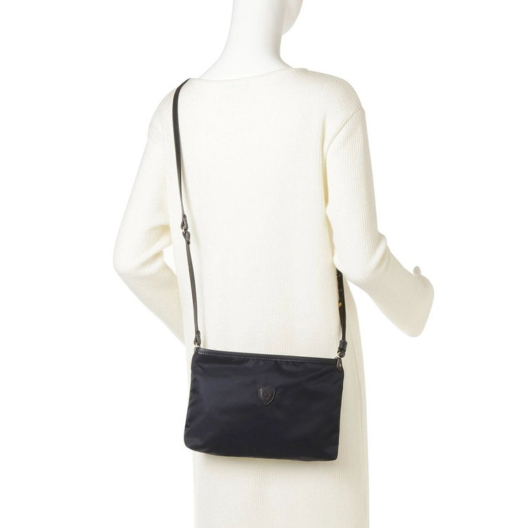 ショルダーストラップの長さは約105〜115cmまで調節可能