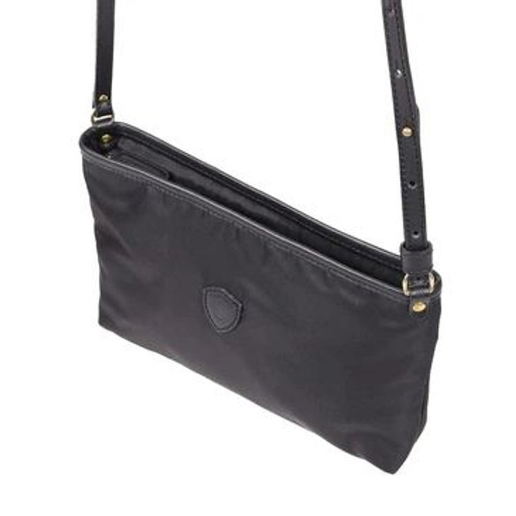 取り出し口はジップ仕様。ギボシの留め外しで長さ調節いただけます。