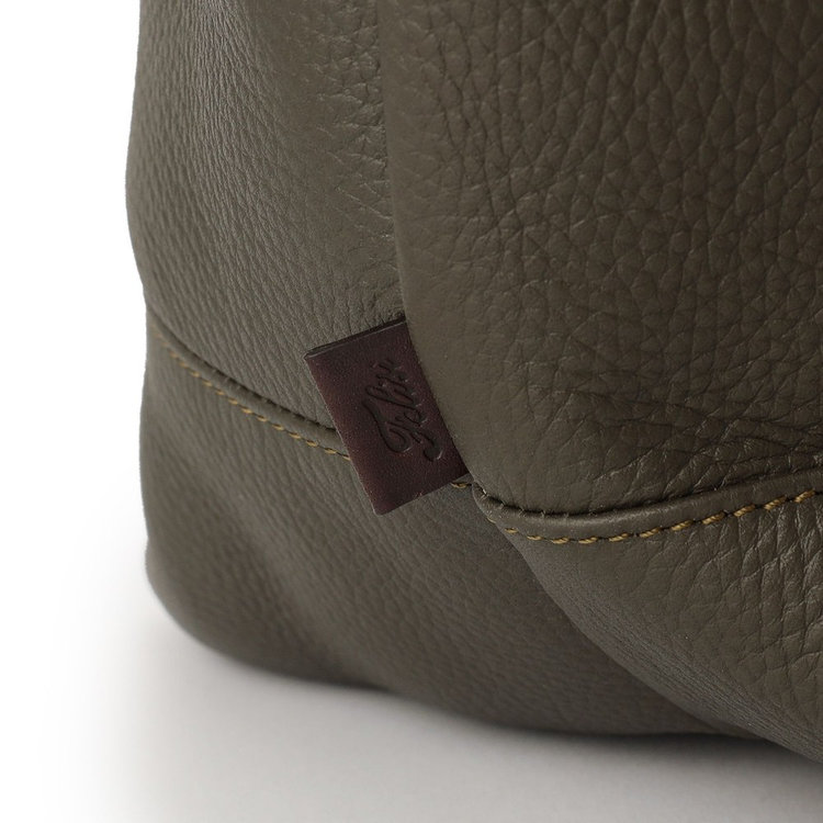 ロゴや紋章もあえて目立たないデザインに