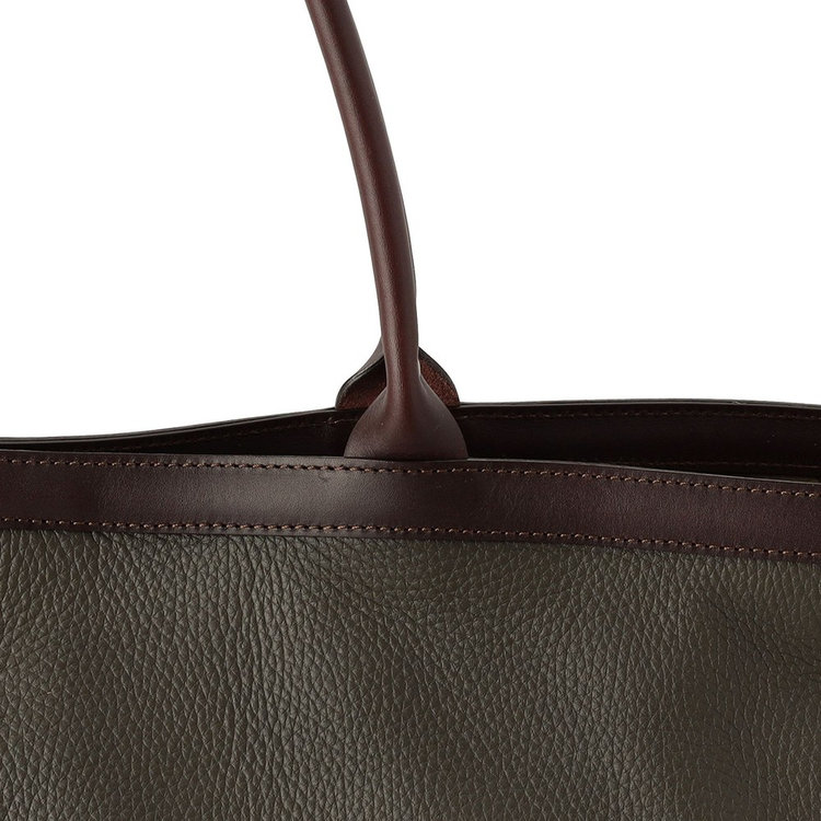 素材にこだわり、シュリンクレザーとバケッタレザーを贅沢に使用