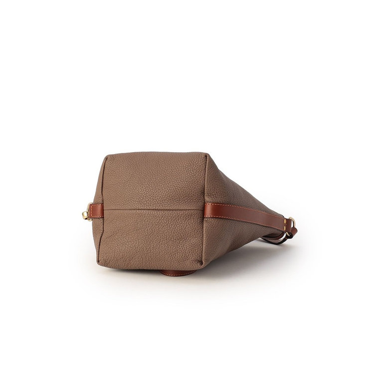 程よく使いやすい幅約16cmの底マチ