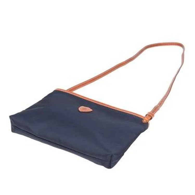 薄マチでコンパクトながら程よく広い幅を確保