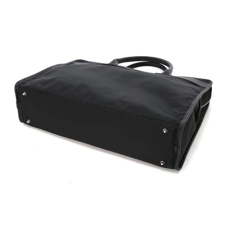 ボトムには耐久性を向上させる底鋲が付属