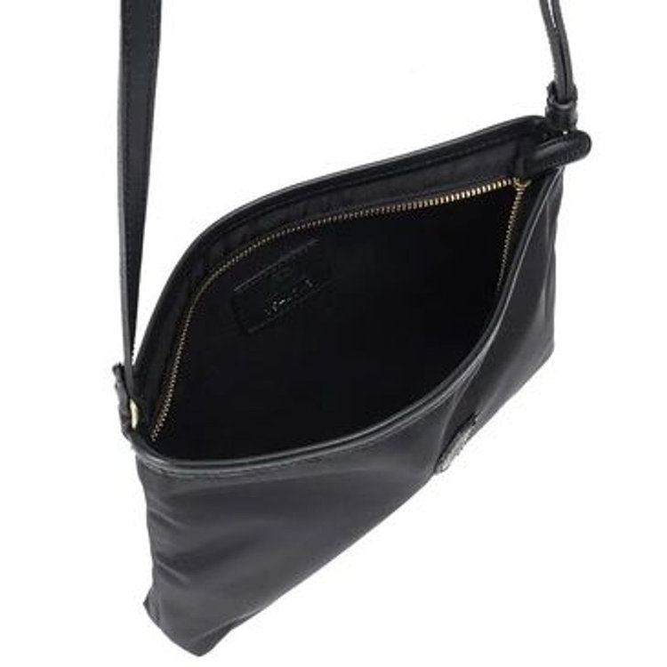 内装はコットンキャンバスを採用