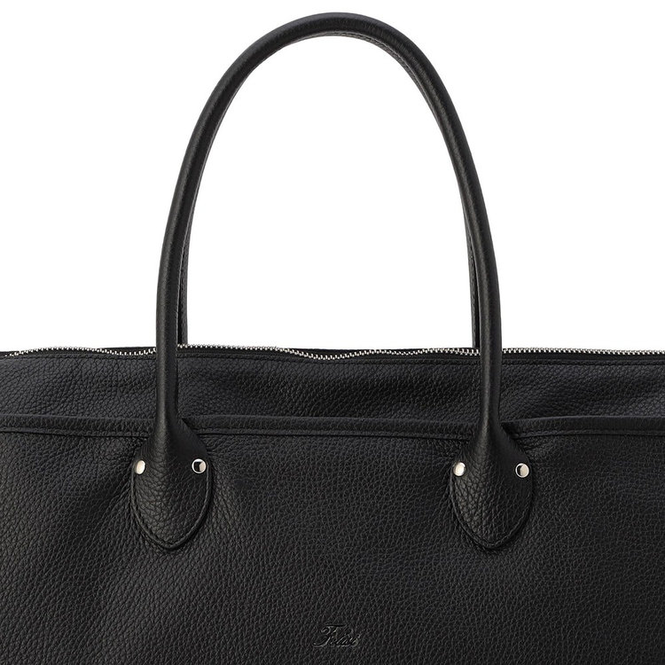 容量によって高さをつけることが可能なファスナー付き収納部