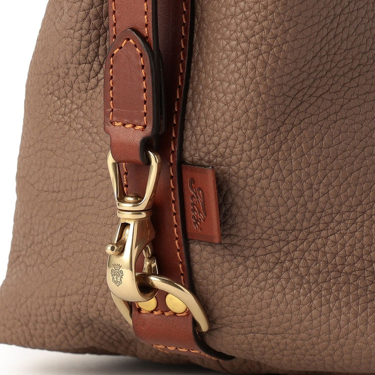 ロゴや紋章もあえて目立たないデザインに