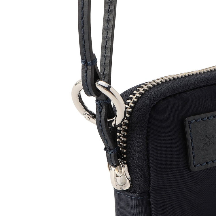 ストラップには丸型カラビナが付属。持ち手が太めのバッグやパンツのベルトループなどに取り付けやすい仕様です。