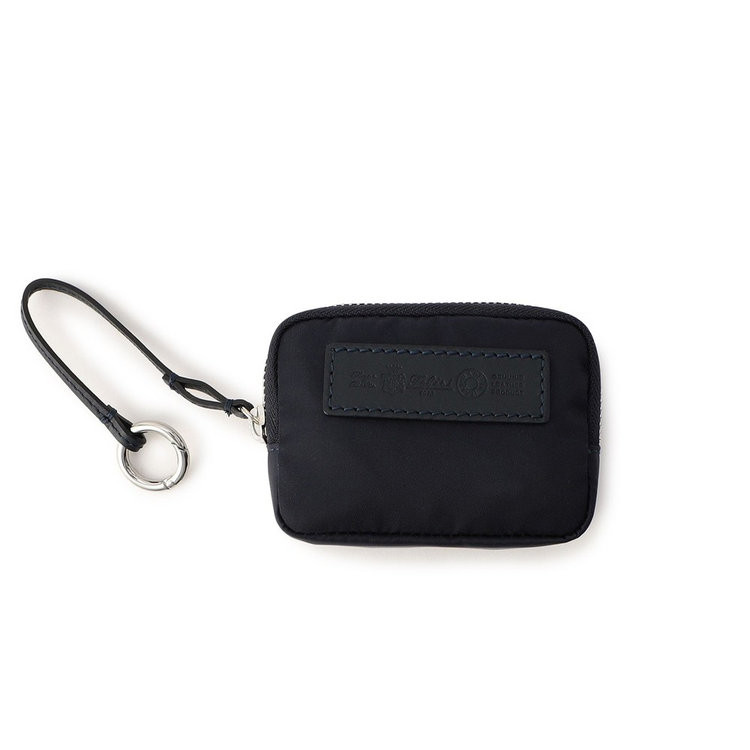 ストラップには丸型カラビナが付属。持ち手が太めのバッグやパンツのベルトループなどに取り付けやすい仕様です。