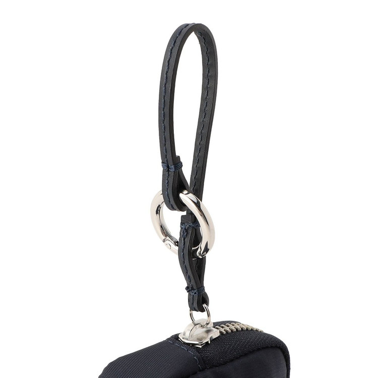 ストラップには丸型カラビナが付属。持ち手が太めのバッグやパンツのベルトループなどに取り付けやすい仕様です。