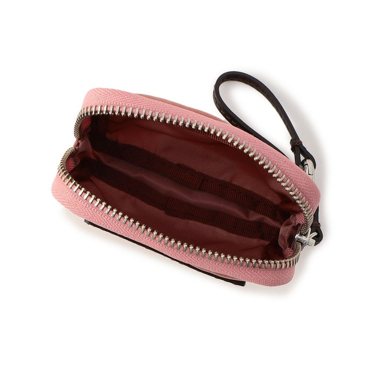 内装はシンプルな1室構造。ジップは面積を広めに取っており、大きく開閉しやすく視認性も良好