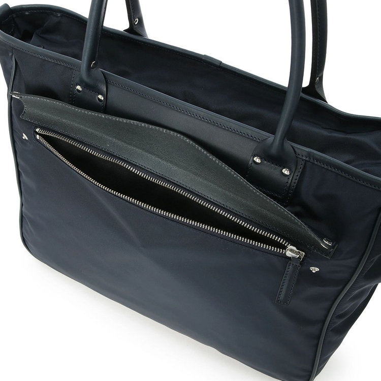 取り出し頻度が高くなるジップ付きフロントポケットには、スナップボタンで開閉するレザーフラップが付属