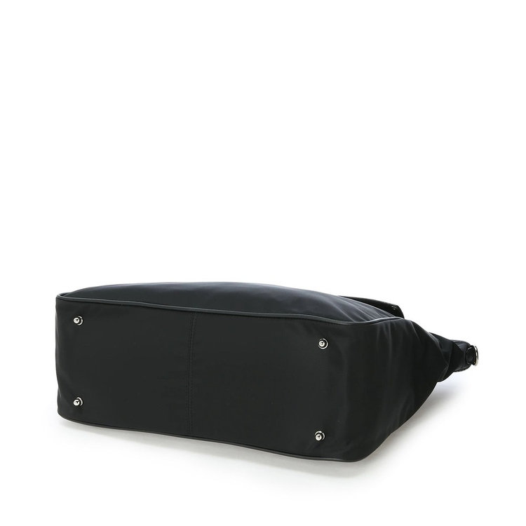 底鋲を備え耐久性、安定感を向上。バッグ底部の傷、汚れも最小限に抑えてくれます。