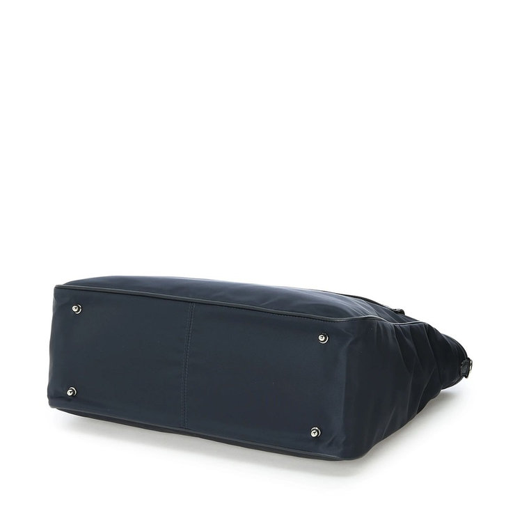 底鋲を備え耐久性、安定感を向上。バッグ底部の傷、汚れも最小限に抑えてくれます。