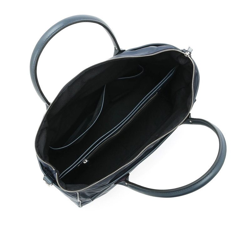 内側は3室構造。中央に仕切りの役割も担うポケットが備わり、そのほかフリーポケットが3つ付属した充実の収納