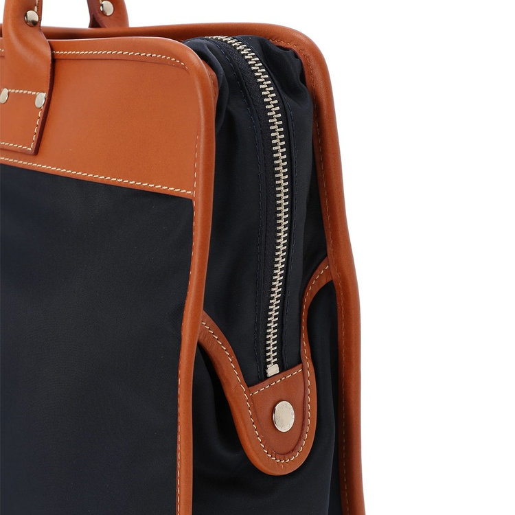 リベットなどの付属には控えめ印象のシルバーカラーを採用