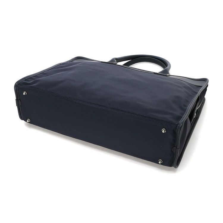 ボトムには耐久性を向上させる底鋲が付属