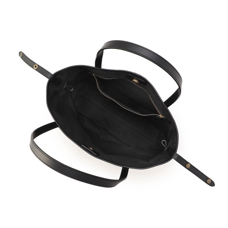 メイン室は開閉しやすいマグネットボタン式。また、シンプルで使いやすい1室タイプです。