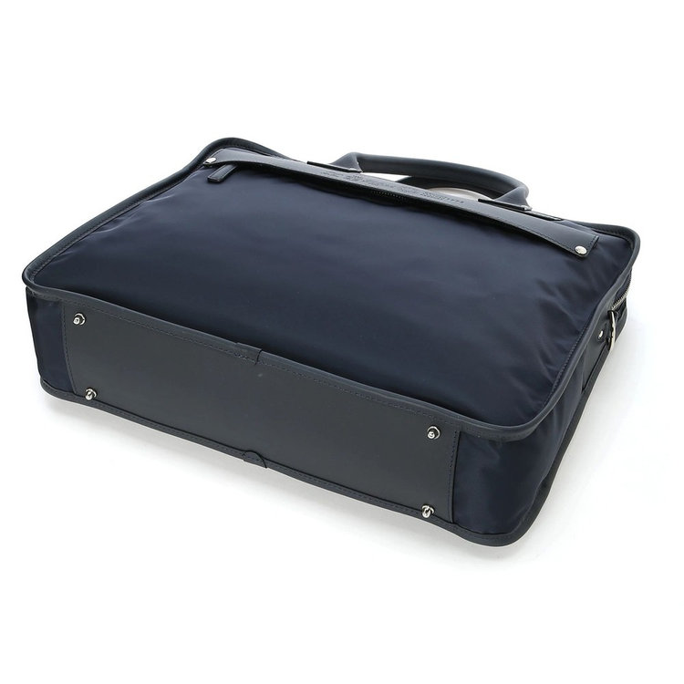 ボトムには耐久性を向上させる底鋲が付属