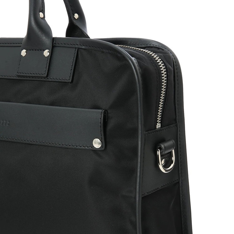 Dカンに別売りショルダーストラップを取り付け可能