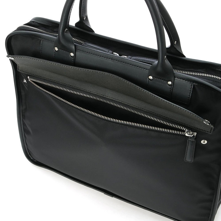 象徴的なフラップポケットはジップ仕様