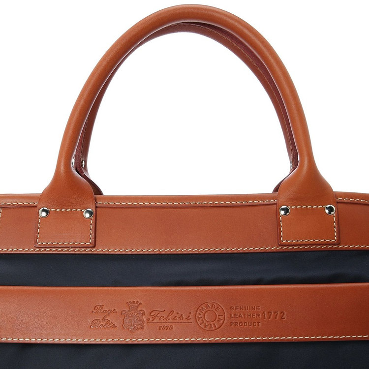 Felisiの代表的なデザインであるイタリアンレザーとナイロンのコンビネーション