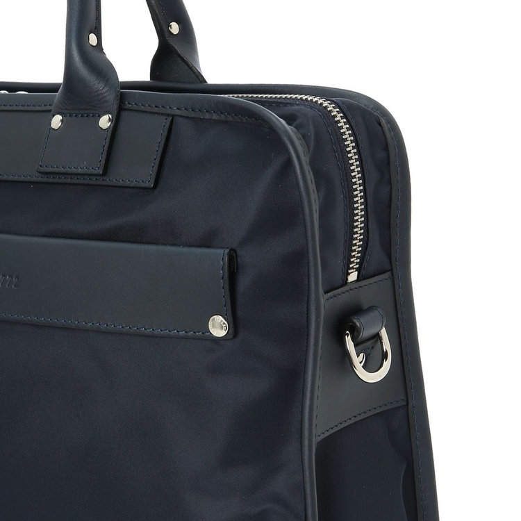 Dカンに別売りショルダーストラップを取り付け可能