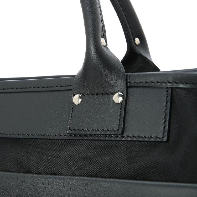 リベットなどの付属には控えめ印象のシルバーカラーを採用