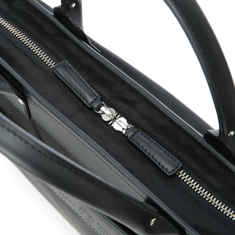 使い心地の良いダブルファスナーを採用