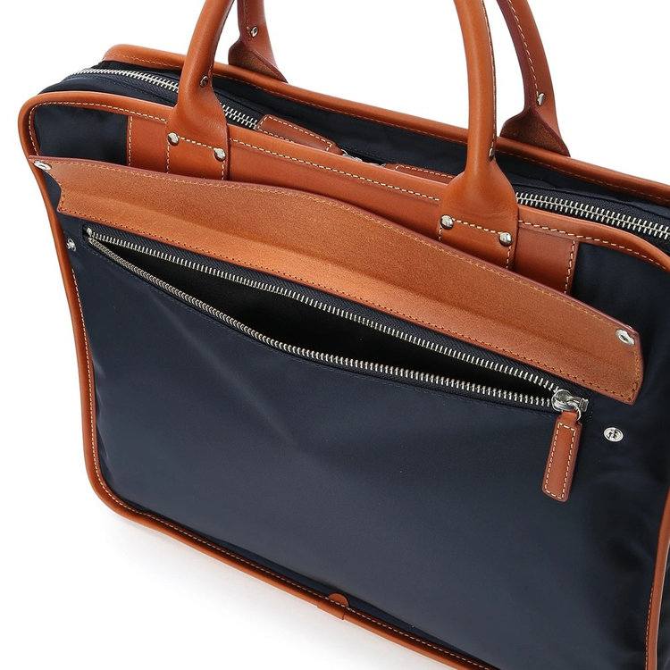 象徴的なフラップポケットはジップ仕様