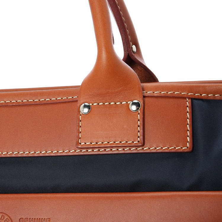 リベットなどの付属には控えめ印象のシルバーカラーを採用