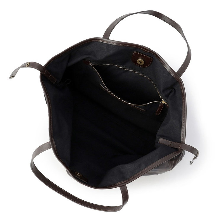 内側にはファスナーポケットや、バッグフォルムに変化を付けられるストラップが付属。また、ブラックキャンバスを使用しています。