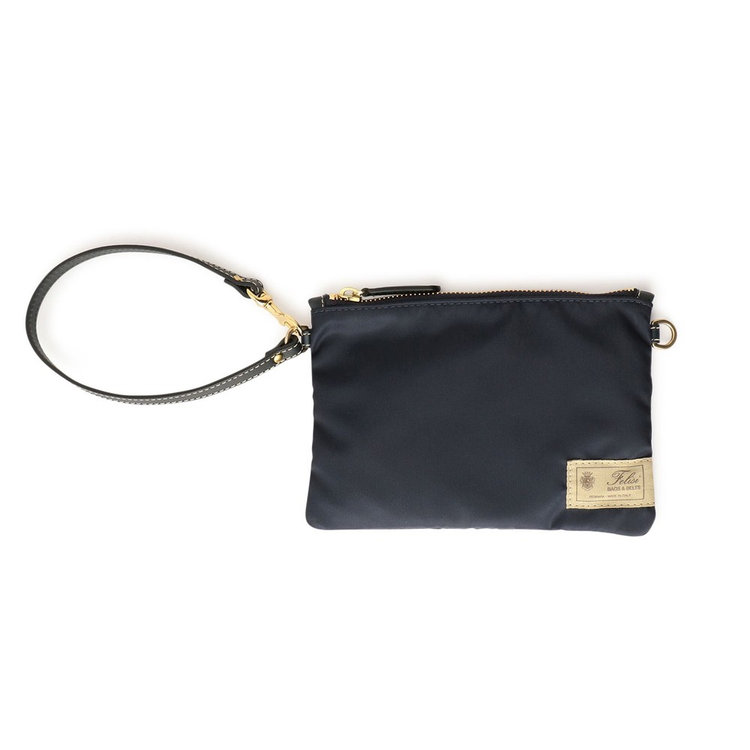 ストラップの片方は先端がフック式となっており、使い方も様々にアレンジ可能