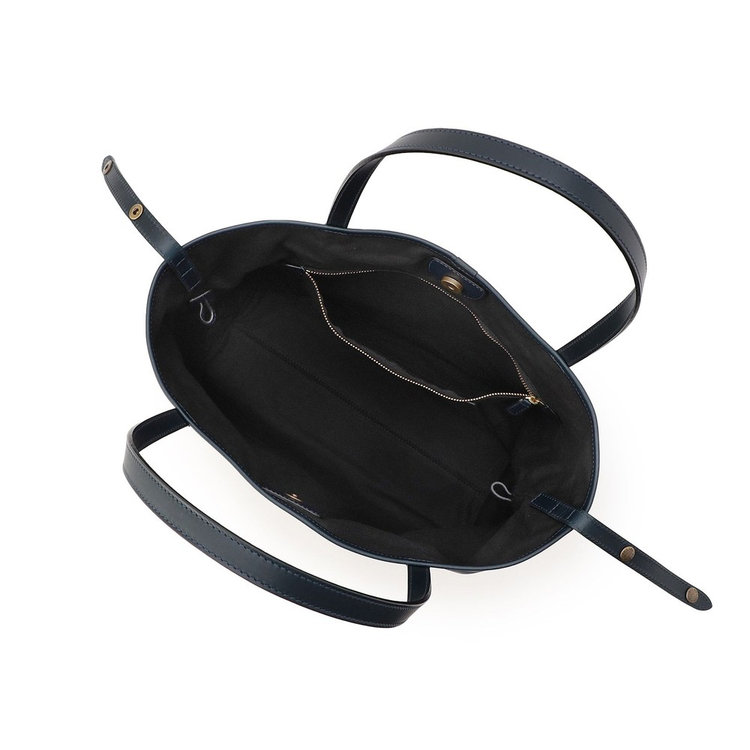 メイン室は開閉しやすいマグネットボタン式。また、シンプルで使いやすい1室タイプです。