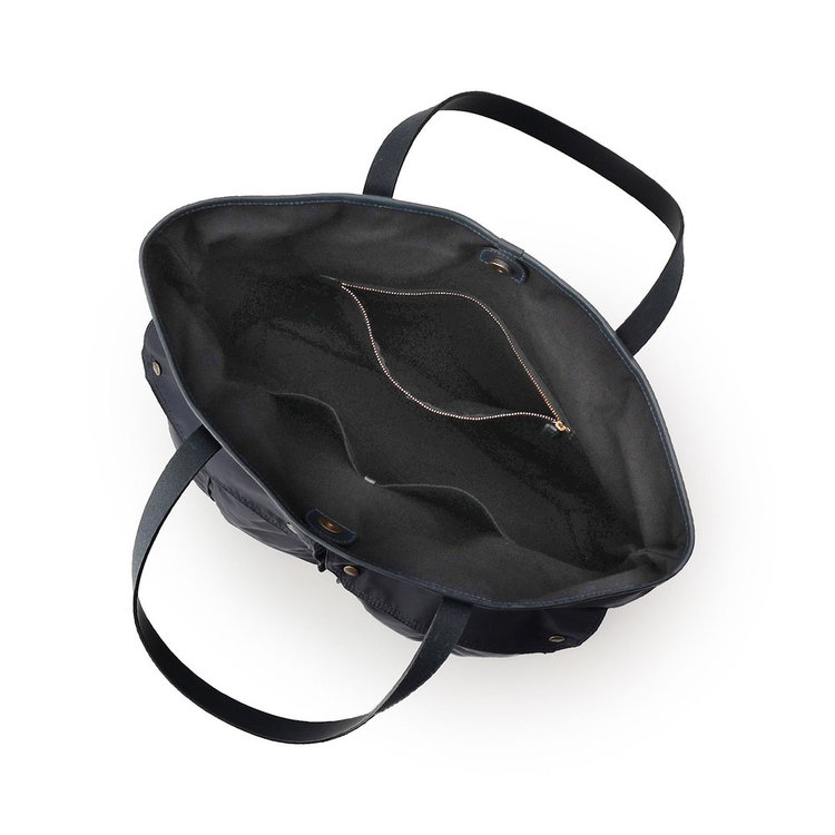 内装：マグネットボタン、ジップ付きポケット×1、フリーポケット×2