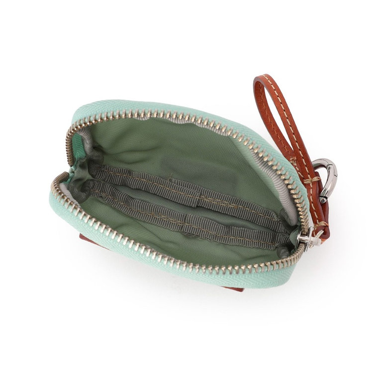 内装はシンプルな1室構造。ジップは面積を広めに取っており、大きく開閉しやすく視認性も良好