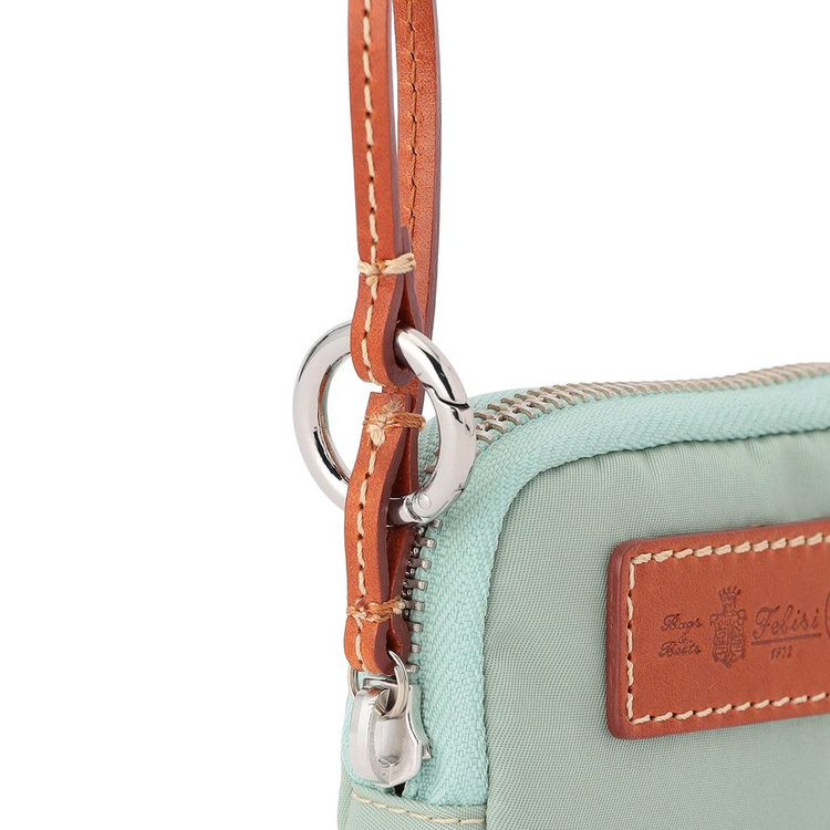 ストラップには丸型カラビナが付属。持ち手が太めのバッグやパンツのベルトループなどに取り付けやすい仕様です。