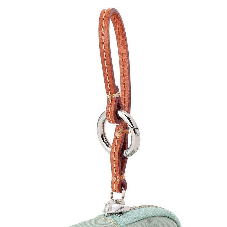 ストラップには丸型カラビナが付属。持ち手が太めのバッグやパンツのベルトループなどに取り付けやすい仕様です。