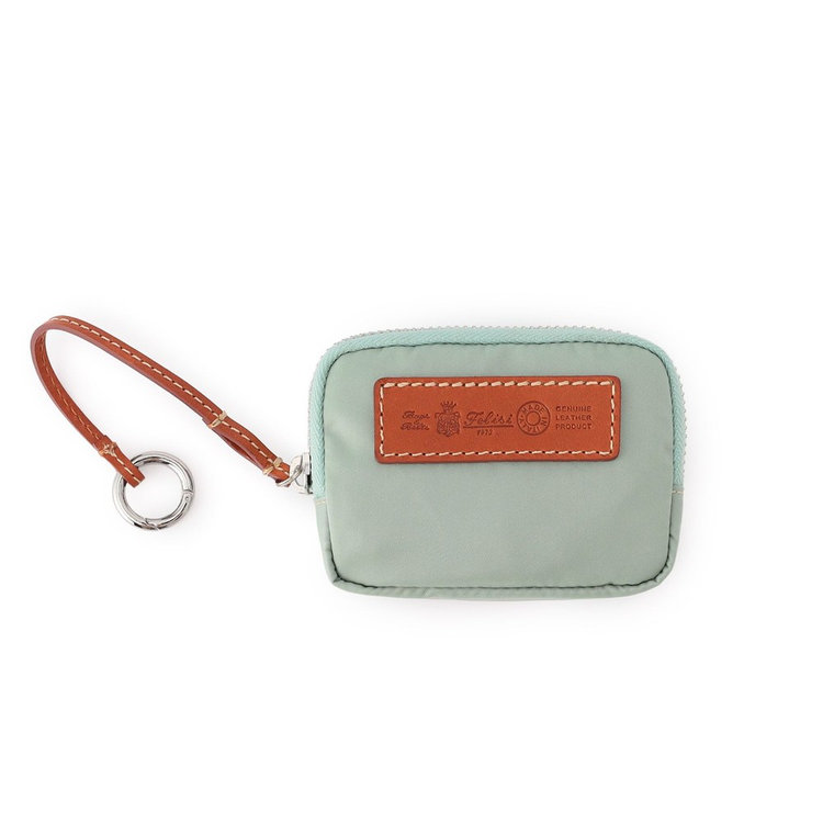 ストラップには丸型カラビナが付属。持ち手が太めのバッグやパンツのベルトループなどに取り付けやすい仕様です。